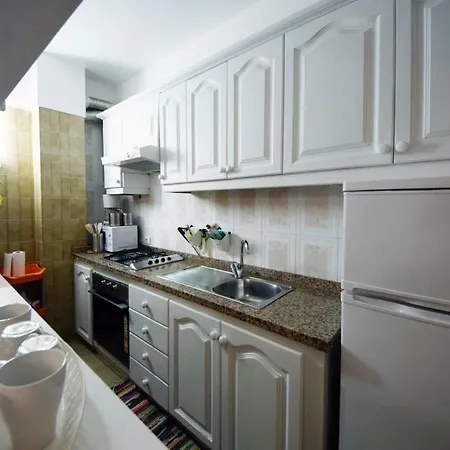Sea View Apartment, Terrace. Beach At 200 Mtm شقة